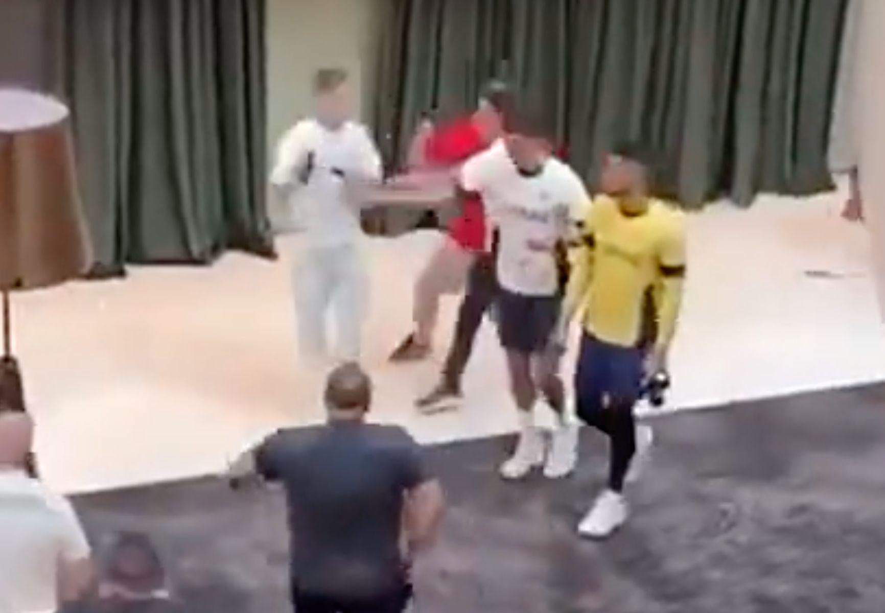 争议！球迷冲到C罗旁边求合影 C罗一把将其推开+头也不回喝水离开